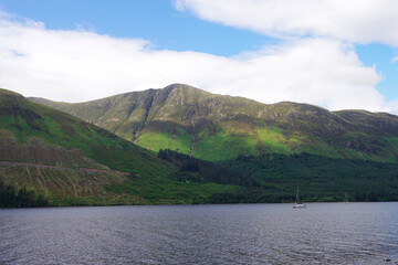 スコットランド　湖と山の景色　絶景　