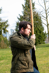 自然の中で竹刀を振って稽古をする白人男性