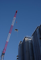 工事現場　巨大クレーン　マンション工事