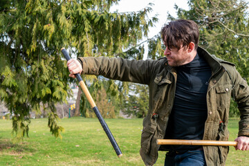 フィリピンの武術　アーニスを練習する白人男性