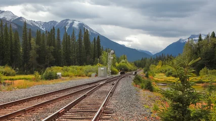 Zelfklevend Fotobehang Treinrails door Banff National Park © SNEHIT PHOTO