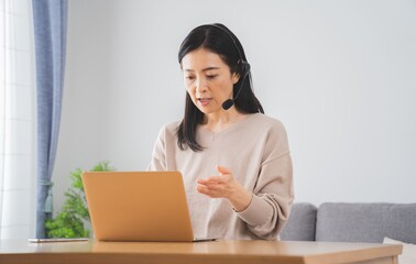 パソコンで作業をするアジア人　女性