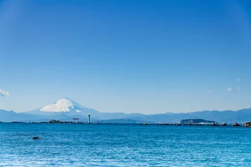 Tuinposter 冬の葉山、森戸海岸からの富士山と鳥居 © jpimage