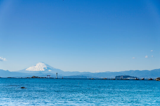 冬の葉山、森戸海岸からの富士山と鳥居