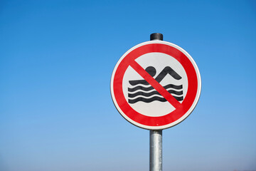 Am Ende der Badesaison in Deutschland aufgestellte Schilder mit dem Hinweis Baden verboten. Die...