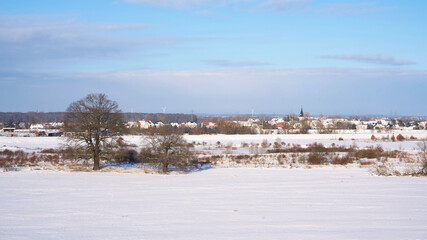 Blick auf das Ufer der Elbe mit den Elbwiesen im Winter. Im Hintergrund der Ort Glindenberg.