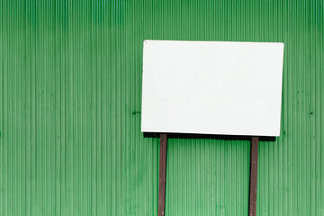 コピースペース／白い掲示板（看板）と緑の背景