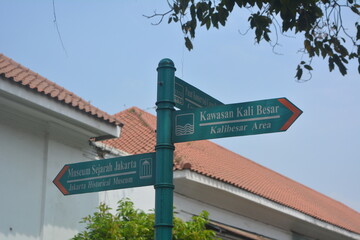 Obraz premium signpost in the city