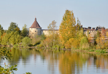 Fototapeta na wymiar fortress on the river. water, castle, river, architecture, landscape, building, autumn, sky, old, reflection, nature, tower, tree, travel, history, green, trees, ancient, russia