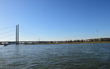 kniebrücke über rhein in düsseldorf, deutschland