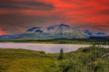 Obraz premium Picturesque Mountains of Alaska in summer. Snow covered massifs, glaciers and rocky peaks. Beautiful natural background.