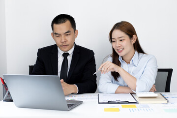 Obraz premium Brainstorm team, Marketers and financial accountants are discussing and analyzing charts to plan strategies to meet customer needs, Computer technology for business concept.