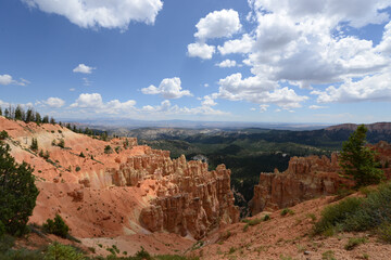 Fototapeta na wymiar Landscape view of the hoodoo formations at Bryce Canyon National Park