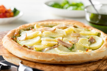 じゃがいもとベーコンのバジルソースのピザ