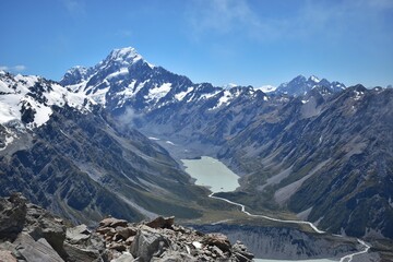 New Zealand, Mount Cook National Park is a rugged land of ice and rock. This place is home to 8 of the 12 largest glaciers in NZ and 19 peaks over 3,000 metres including Mount Cook (3,724 m a.s.l.). - obrazy, fototapety, plakaty