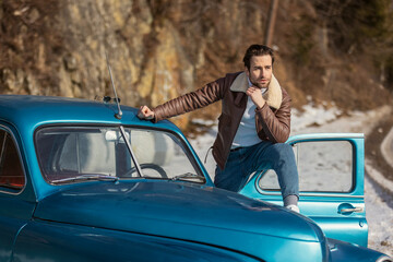 Naklejka premium Man on a retro car