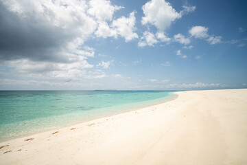 Fototapeta premium Beautiful tropical white sand beach and sea