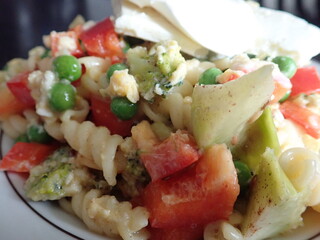 fresh healthy vegetable pasta salad