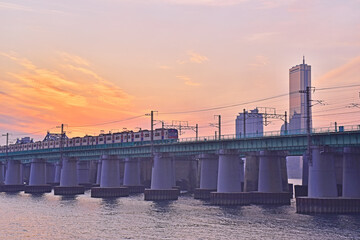 Fototapeta na wymiar 서울의 한강을 가로지르는 대중교통 수단인 전철차량