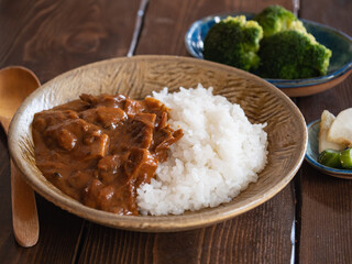 きのこをたっぷり使ったカレーライス。ブロッコリーと漬け物を添えて。