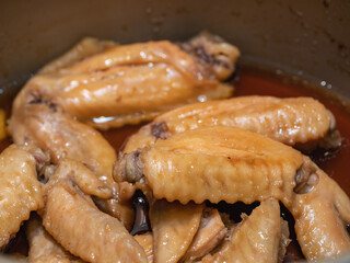 醤油や料理酒などでじっくり煮込んだ手羽先。