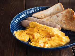 焼いたソーセージとトースト、とろとろのオムレツのプレート料理。