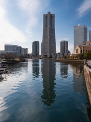 Fototapeta na wymiar 運河に反射してる高層ビルと横浜の街の風景。