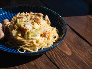 ツナとキャベツのシンプルなパスタ料理。