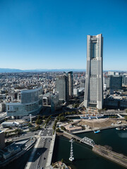 Fototapeta na wymiar 晴れた広い空が美しい日本の横浜の街。