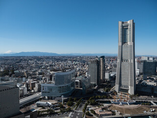 Fototapeta premium 富士山が遠くに見える日本の横浜の風景。