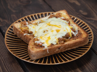 カレーとチーズを乗せてこんがり焼いた食パン。