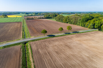 Graben zwischen Feldern in Deutschland aus der Luft