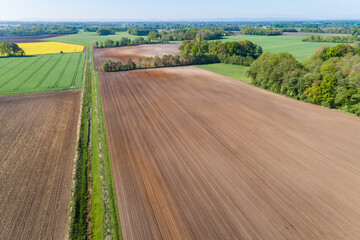 Graben zwischen Feldern in Deutschland aus der Luft