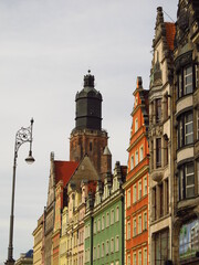 Widok na wieże katedry świętej Elżbiety wśród starych budynków na Rynku we Wrocławiu, Polska