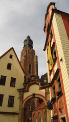 Widok na wieże katedry świętej Elżbiety wśród starych budynków na Rynku we Wrocławiu, Polska © vofchok