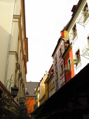 Fototapeta na wymiar Fragment starej wąskiej ulicy na Jatkach w centrum Wrocławia, Polska