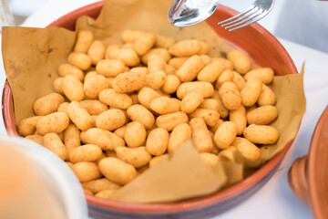 Crocchette di patate appena fritte molto croccanti e profumate.