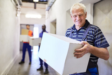 Lächelnder Arbeiter als Aushilfe trägt Paket
