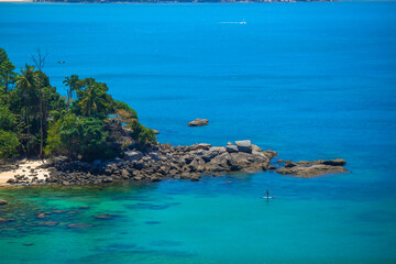 Obraz premium Nature blurred abstract background Of the colorful morning sun, a large lake, can see the scenery all around, cool atmosphere from the wind blowing all the time