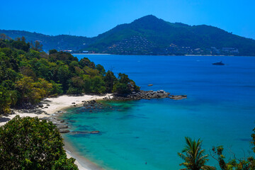 Obraz premium The natural background of the morning light rising in the middle of the sea and surrounded by mountains, cool breezes, the beauty of the ecology of the tourist attractions.