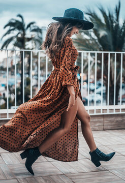 Sesión de fotos de modelo mediterranea  con vestidos de verano