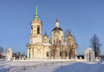 Obraz premium An ancient stone church in the old village of Byngi (Nevyansk region, Russia) in winter. The majestic church dominates the village and is revered by residents and tourists from all over the world.
