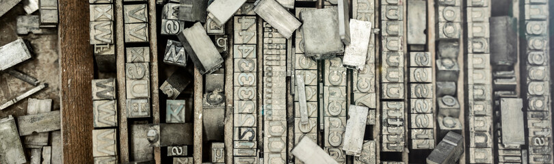 Bleisatz Buchstaben und Zahlen in einer sehr alten Schublade - obrazy, fototapety, plakaty