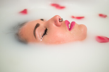Sesiion de fotos en bañera con leche y rosas