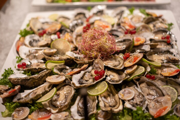 Piatto di molluschi misti da mangiare crudi, vongole, cozze e ostriche.