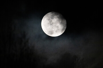 Luna en noche nublada