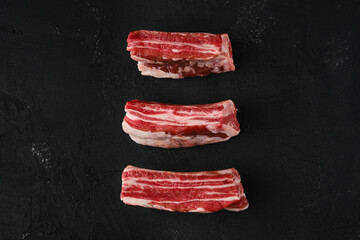 Top view of raw beef short ribs, bone in