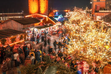 romantisches, softes Licht im Lindauer Hafen zur Hafenweihnacht; Menschen vor romantischer...