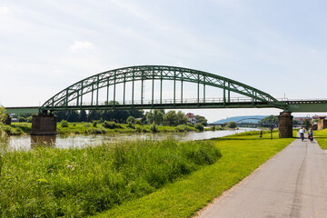 Eisenbahnbrücke bei Minden führt über den Fluss Weser, Deutschland