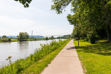 Wahrzeichen Fußgängerbrücke führt bei Minden über die Weser